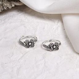 Teejh Dalaja Floral Motif Silver Oxidized Pair of Toe Ring-image-28