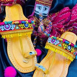 PehnawaCraft Women Colourblocked Ethnic One Toe Flats-image-92