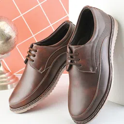 The Roadster Lifestyle Co. Men Lace Up Lightweight Textured Boat Shoes-image-90