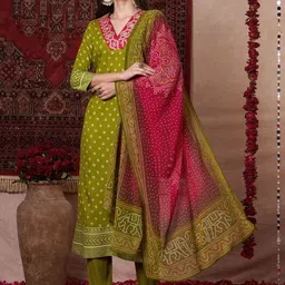 DIVASTRI Bandhani Printed V-Neck Kurta With Trousers & Dupatta-image-16