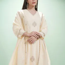 Vishudh Women Embroidered Regular Kurta with Trousers & With Dupatta image 3