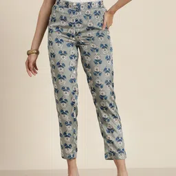 Shae by SASSAFRAS Women Grey & White Floral Printed Cropped Ethnic Palazzos-image-3
