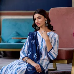 DIVASTRI Women Abstract Dyed Kurta with Trousers & Dupatta image 5