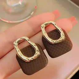 VAGHBHATT Square Studs Earrings image 4