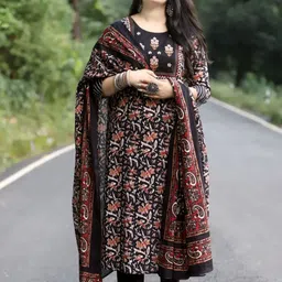 YUSRA Women Floral Printed Kurta with Trousers & Dupatta-image-7