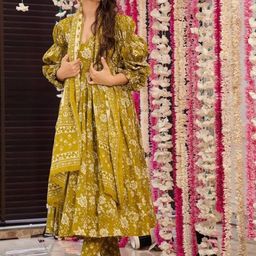 Wedani Women Floral Printed Kurta with Trousers & Dupatta-image-98