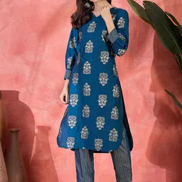 Sangria Floral Printed V-Neck Straight Kurta With Trousers-picture-11