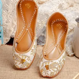 House of Pataudi Women Embellished Embroidered Mojaris Flats-23