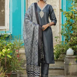 OLECUTE Women Floral Yoke Design Regular Patchwork Kurta with Trousers With Dupatta-image-43