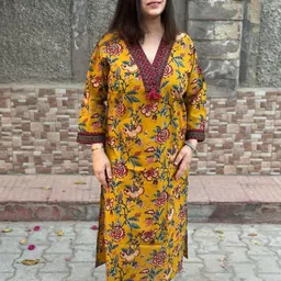 Vijaylaxmi Ethnic for Everyday Floral Printed V-Neck Pure Cotton Kurti-picture-13