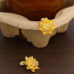 DIVASTRI Floral Studs Earrings image 2