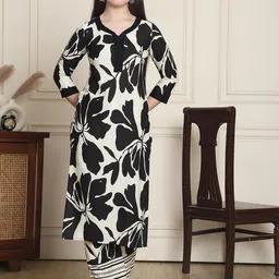 Merira Floral Printed Notch-Neck Straight Kurta With Trousers-picture-45