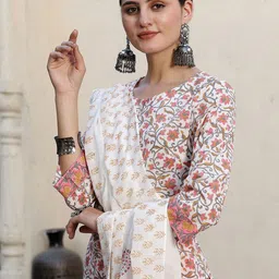 Taavi Floral Printed Keyhole Neck Pure Cotton Straight Kurta With Trousers & Dupatta-17