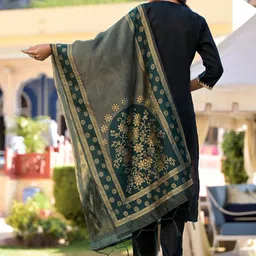Vishudh V Neck Thread Work Straight Kurta With Trousers & With Dupatta image 2