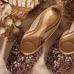 Froh Feet Women Ethnic Embellished Mojaris Flats-15
