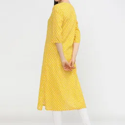 Vishudh Yellow Floral Printed Round Neck Straight Kurta image 3