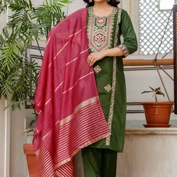 SKYLEE Women Floral Embroidered Kurta with Trousers & Dupatta-18