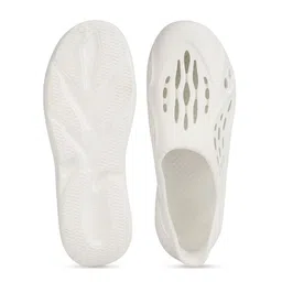 Aqualite Men Self Design Clogs image 4