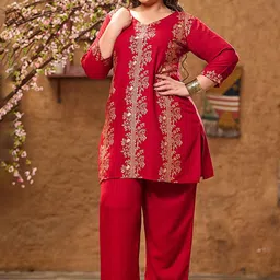 PrettyPlus by Desinoor.com Plus Size Printed Tunic With Palazzos image 5