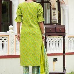 YASH GALLERY Floral Printed Regular Kurta with Trousers & Dupatta image 4