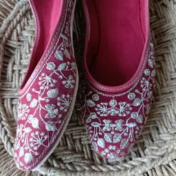 DESI COLOUR Women Embroidered Ethnic Mojaris-image-16