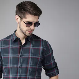 Roadster Men Navy Blue & Red Regular Fit Checked Casual Shirt-image-69