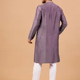 HILO DESIGN Embroidered Mandarin Collar Kurta With Pyjamas image 4