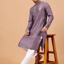 HILO DESIGN Embroidered Mandarin Collar Kurta With Pyjamas image 2