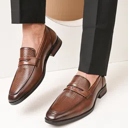 House of Pataudi Men Textured Formal Loafers-image-3