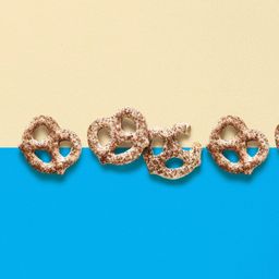 decadent foods Hersheys Cookies n Cream Dipped Pretzels in White Creme and Cookie Bits 120gm image 3