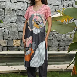 QISSA Floral Printed V-Neck Kurta With Trousers-picture-19