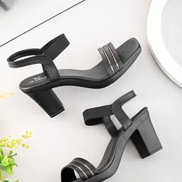 XE Looks Block Sandals with Buckles-45