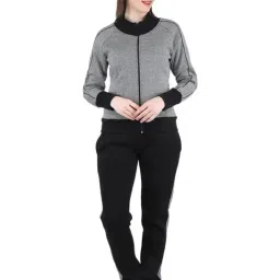 Whether you're into yoga or strength training, the navy tracksuit from Monte Carlo is ideal for you. Made from high quality, this comfortable tracksuit features a lovely solid pattern-image-31