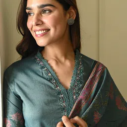 AMRUTVARSHA CREATION Women Floral Printed Regular Gotta Patti Kurta with Trousers & With Dupatta image 4