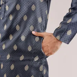 Rawayi Men Geometric Embroidered Flared Sleeves Thread Work Kurta image 4