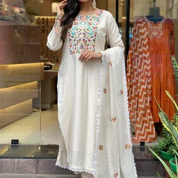 Divyadham Textiles Women Paisley Embroidered Regular Thread Work Chanderi Silk Kurta with Pyjamas & With-56