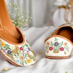 La Fiza Women Embellished Mojaris Flats-8