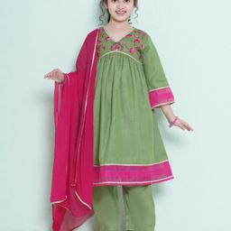 Bitiya By Bhama Cotton Blend Woven Three Fourth Sleeves Floral Embroidered Gota Lace Embellished Anarkali Style Kurta Pant With Dupatta Set - Green-image-40