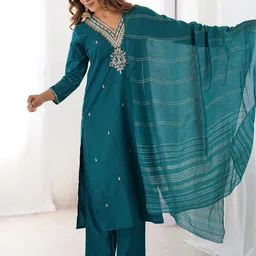Wedani Floral Embroidered V-Neck Thread Work Kurta With Trousers & Dupatta-6
