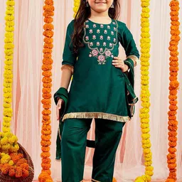 VASTRAMAY Girls Floral Embroidered Thread Work Kurta With Trousers & Dupatta-image-95