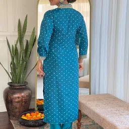 Twika Bandhani Printed V-Neck Sequinned Straight Kurta With Trouser And Dupatta image 5