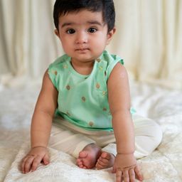 Tiber Taber Sleeveless Gold Buta Print Jhabla With 2 Pyjamas - Green-image-32