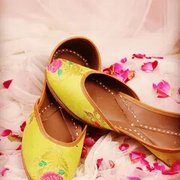 LORYPHILORY Women Embellished Mojaris Flats-10