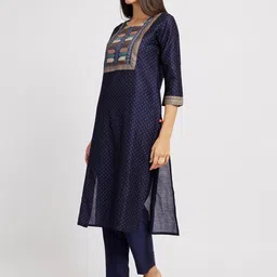 Span Printed Sequinned Kurta image 4