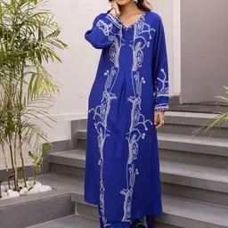 DIVASTRI Abstract Printed V-Neck Sequinned Straight Kurta With Palazzos image 4