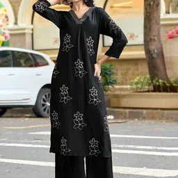 MITTOO Floral Embroidered V-Neck Thread Work Straight Kurta With Palazzo-picture-2