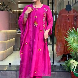 GRIOPY Women Regular Thread Work Chanderi Silk Kurta with Trousers & With Dupatta-13