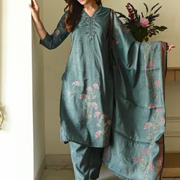 AMRUTVARSHA CREATION Women Floral Printed Regular Gotta Patti Kurta with Trousers & With Dupatta-2