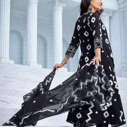 DIVASTRI Women Embroidered Regular Thread Work Kurta with Trousers & With Dupatta image 2