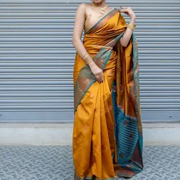 HELLA FASHIONS WomenEthnic Motifs Zari Saree-image-4